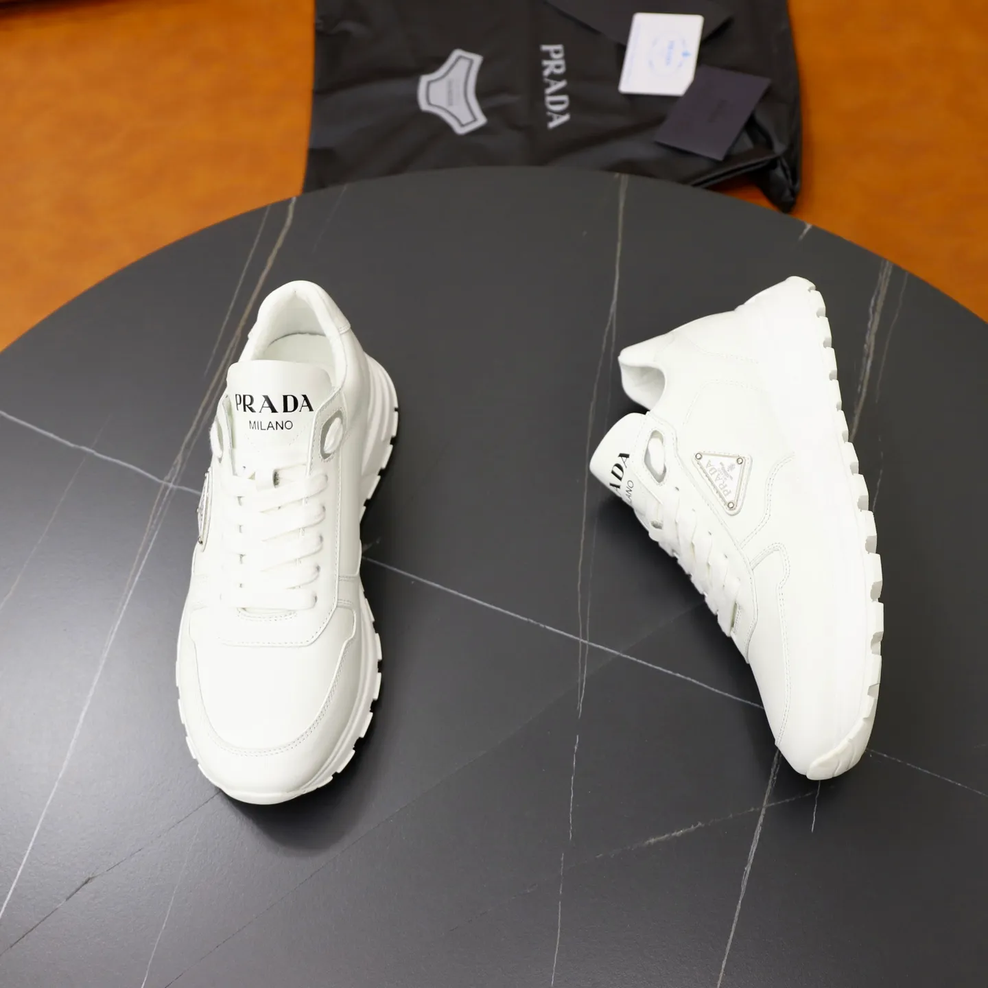 Factory price: 600💰Top original order Brand: PRADA (Prada) Standard code: Men's size 38/44 (45 can be customized) Grade: Same as the official website Material: Original cowhide stitching, cowhide lining, original combination two-color wear-resistant soft outsole Style category: casual sports version, young fashion, European and American trend, British style Color: actual picture color